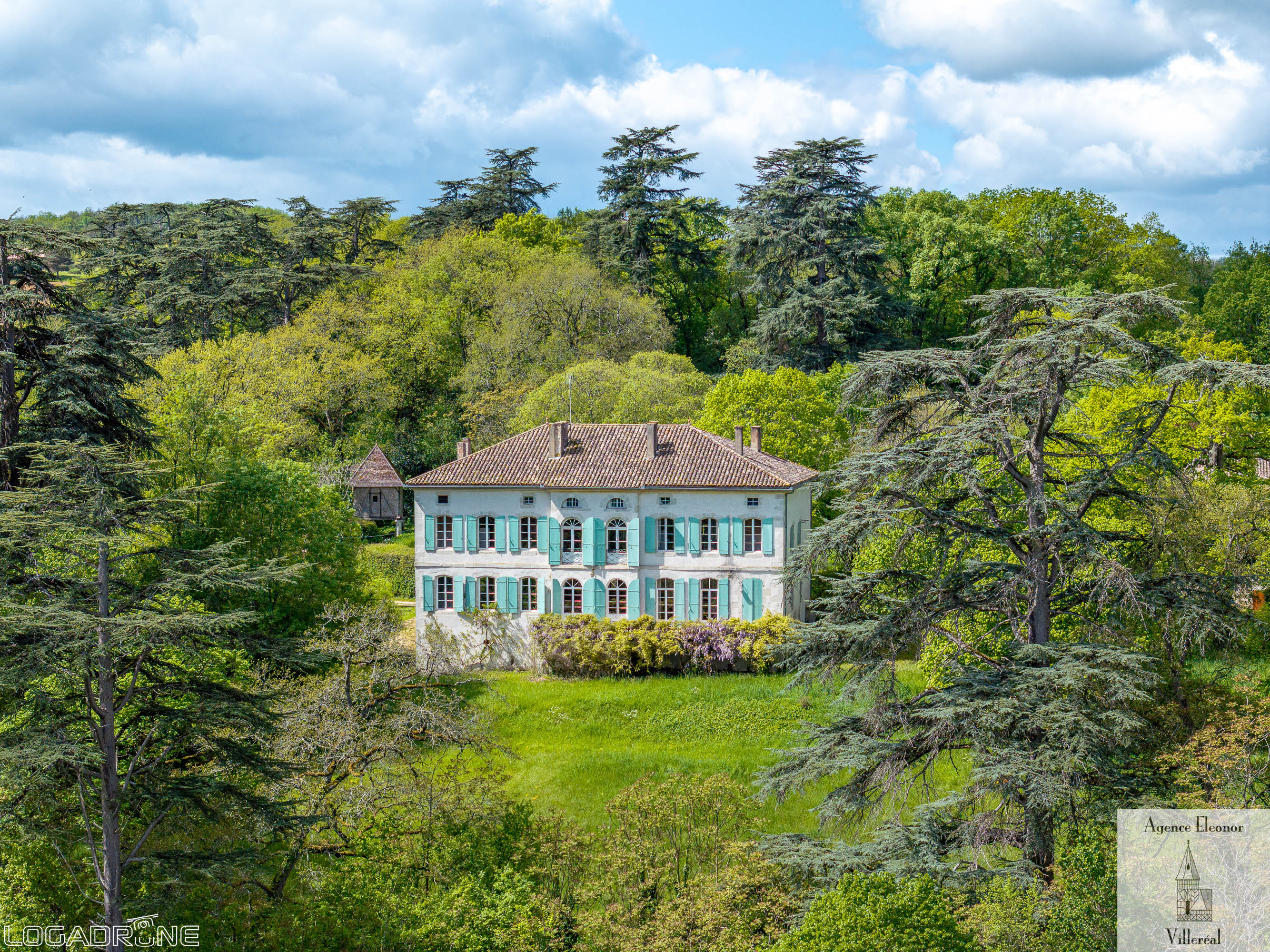 Main Photo of a 6 bedroom  Chateau for sale