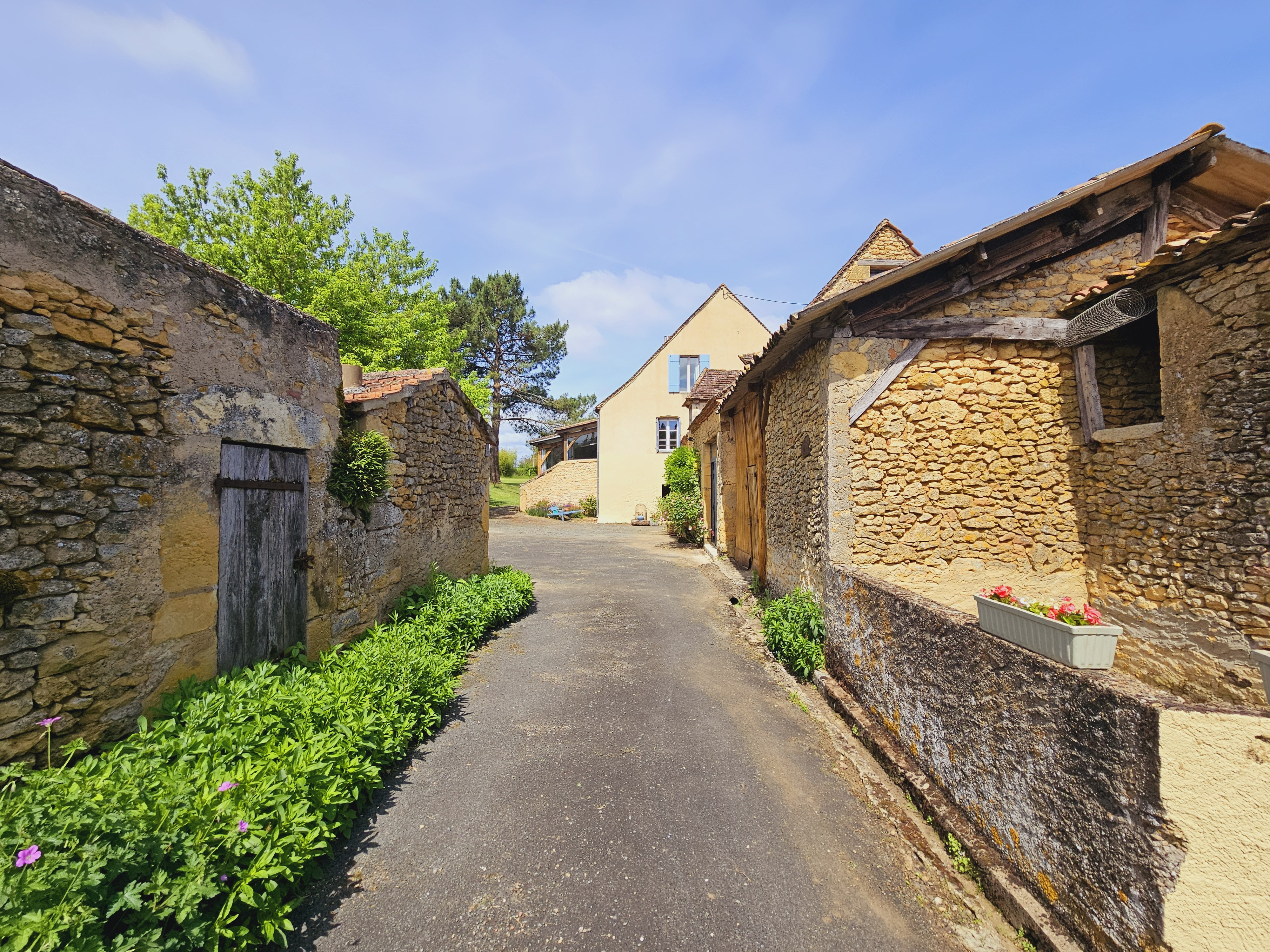 Main Photo of a 6 bedroom  House for sale