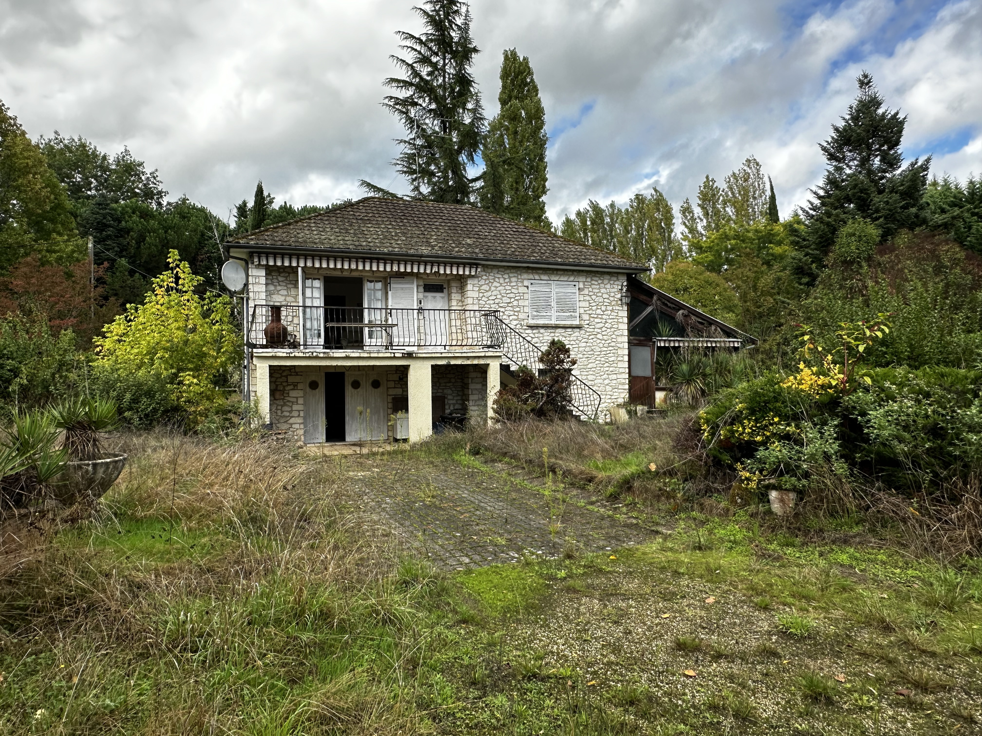 Main Photo of a 4 bedroom  House for sale