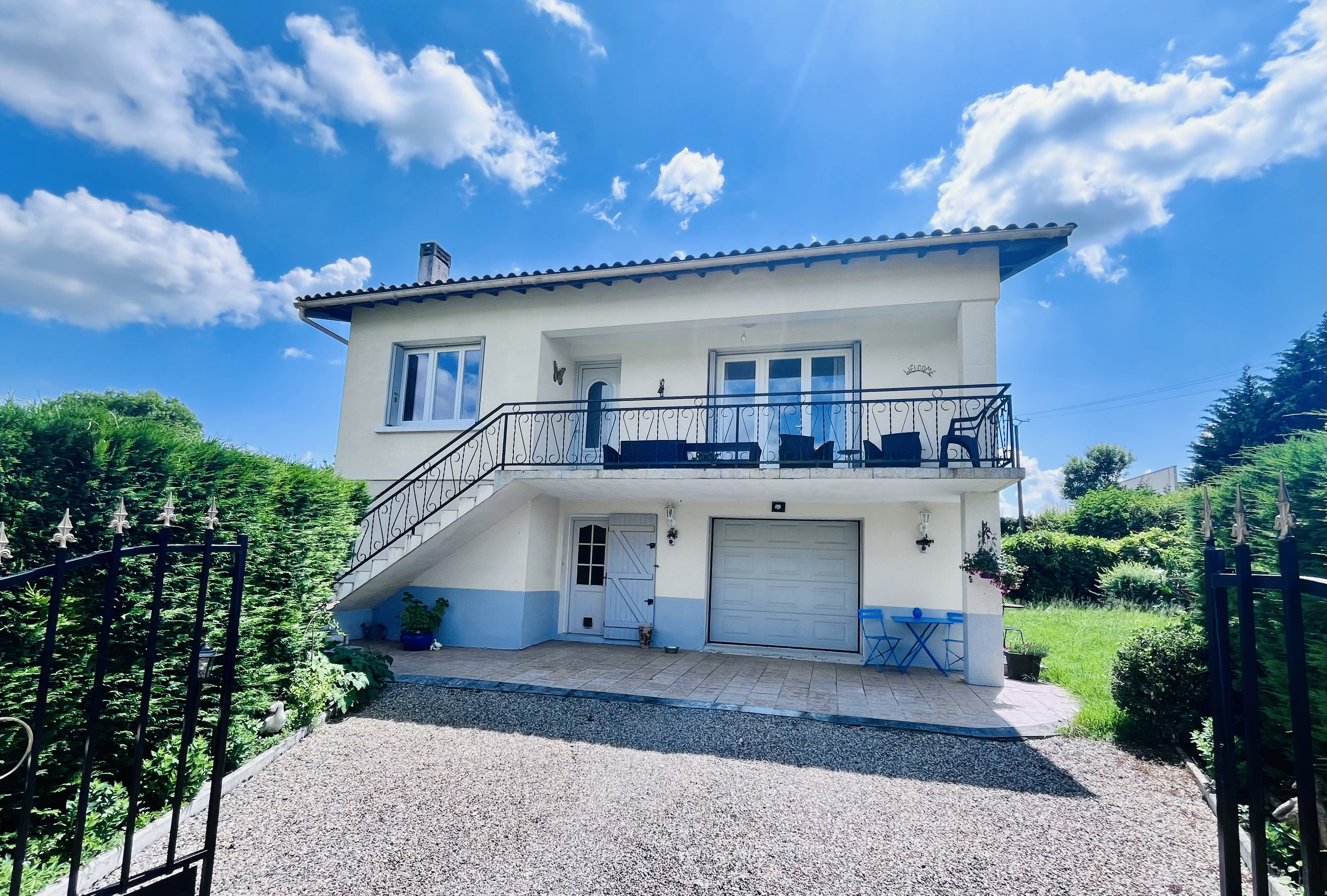 Main Photo of a 3 bedroom  House for sale