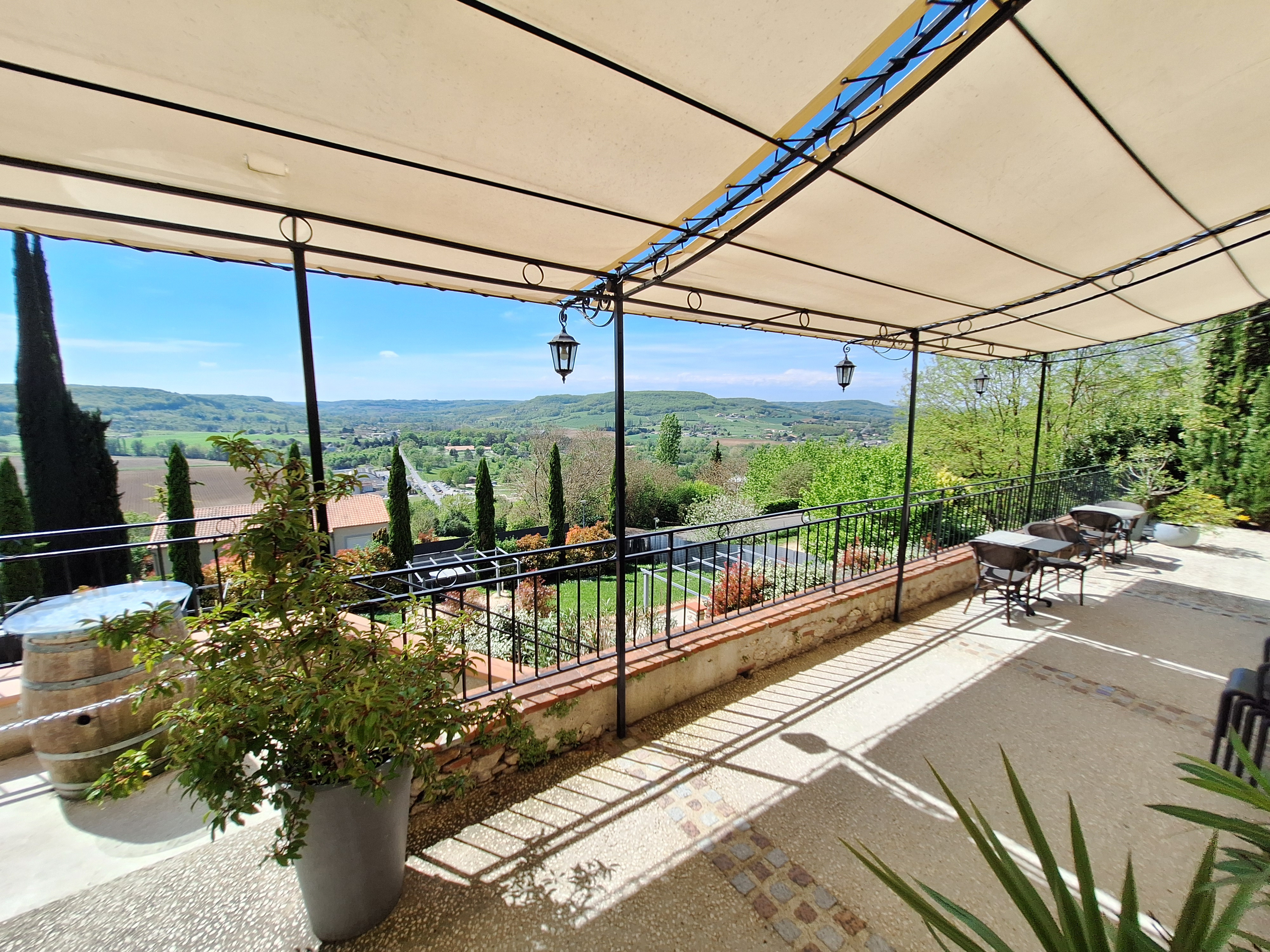 Main Photo of a 8 bedroom  House for sale