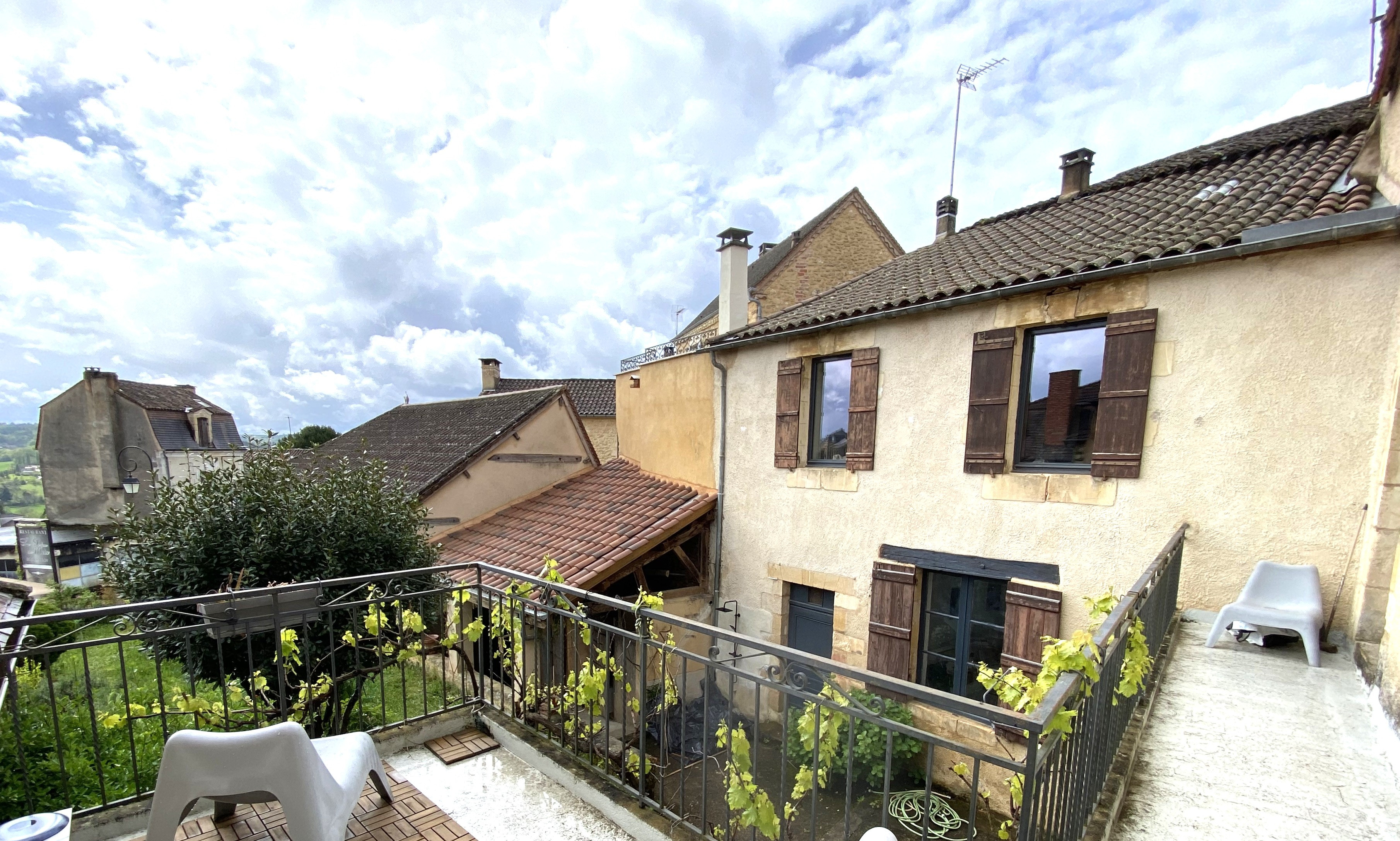Main Photo of a 2 bedroom  House for sale