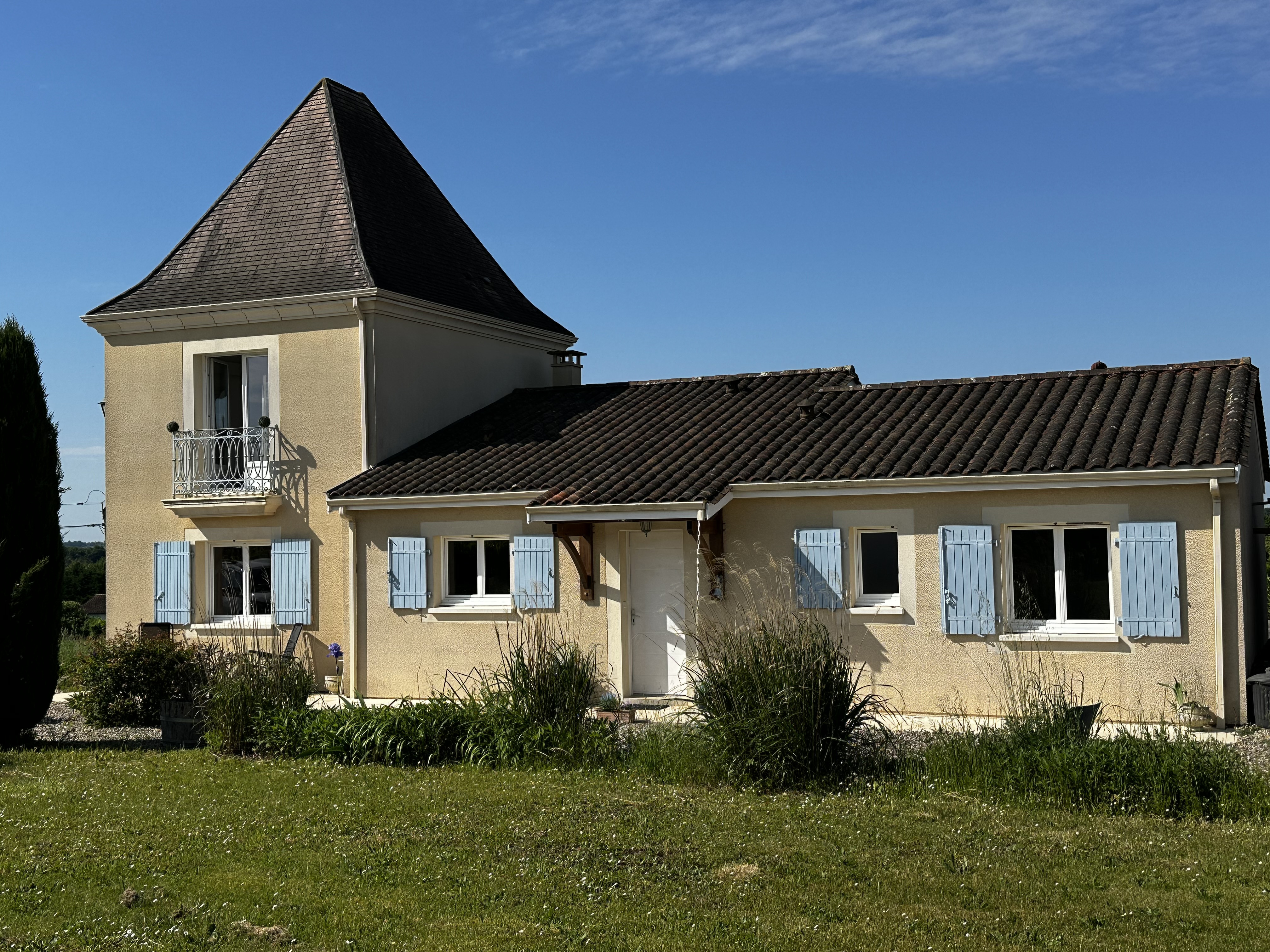 Main Photo of a 3 bedroom  House for sale