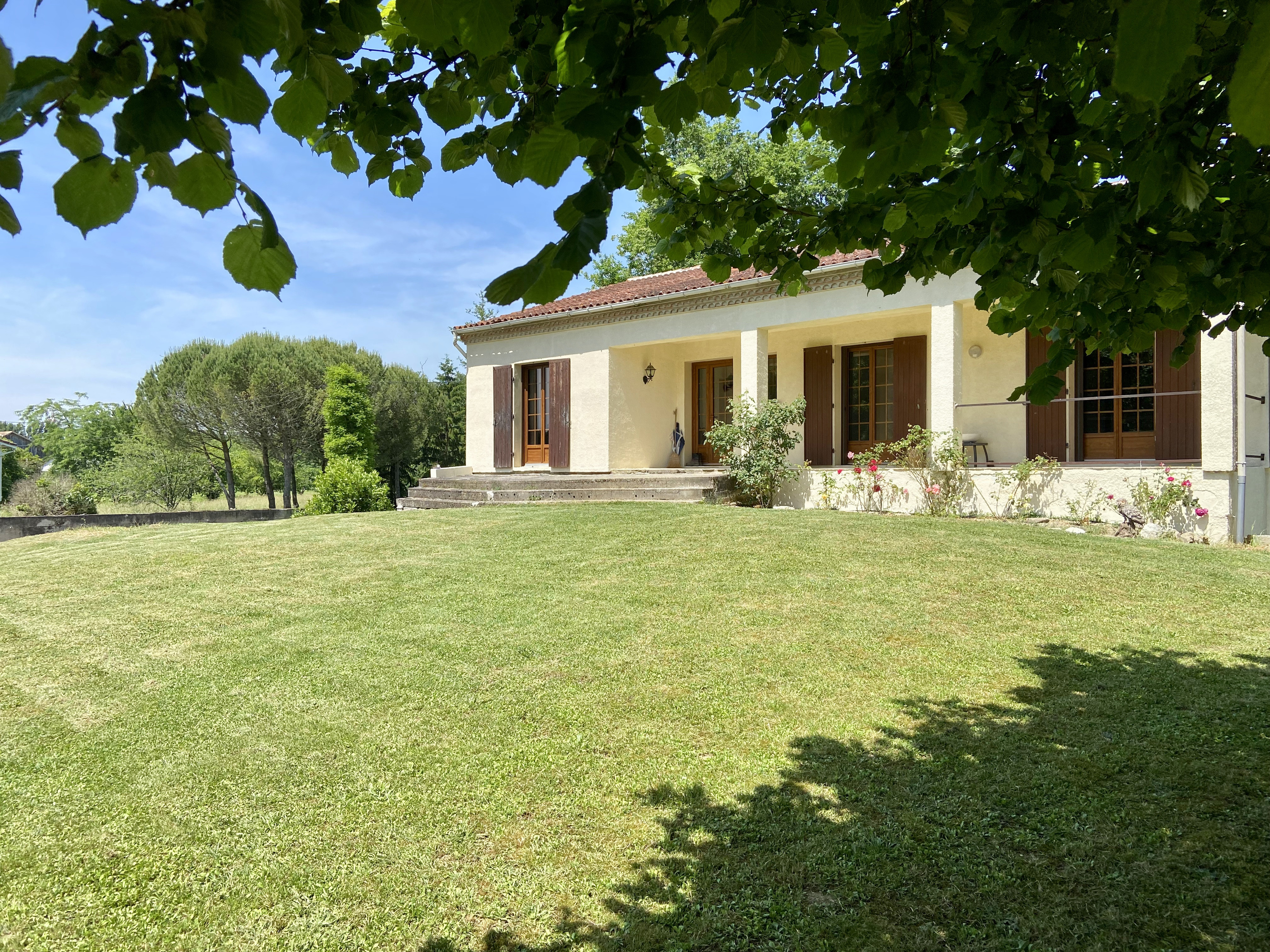 Main Photo of a 4 bedroom  House for sale