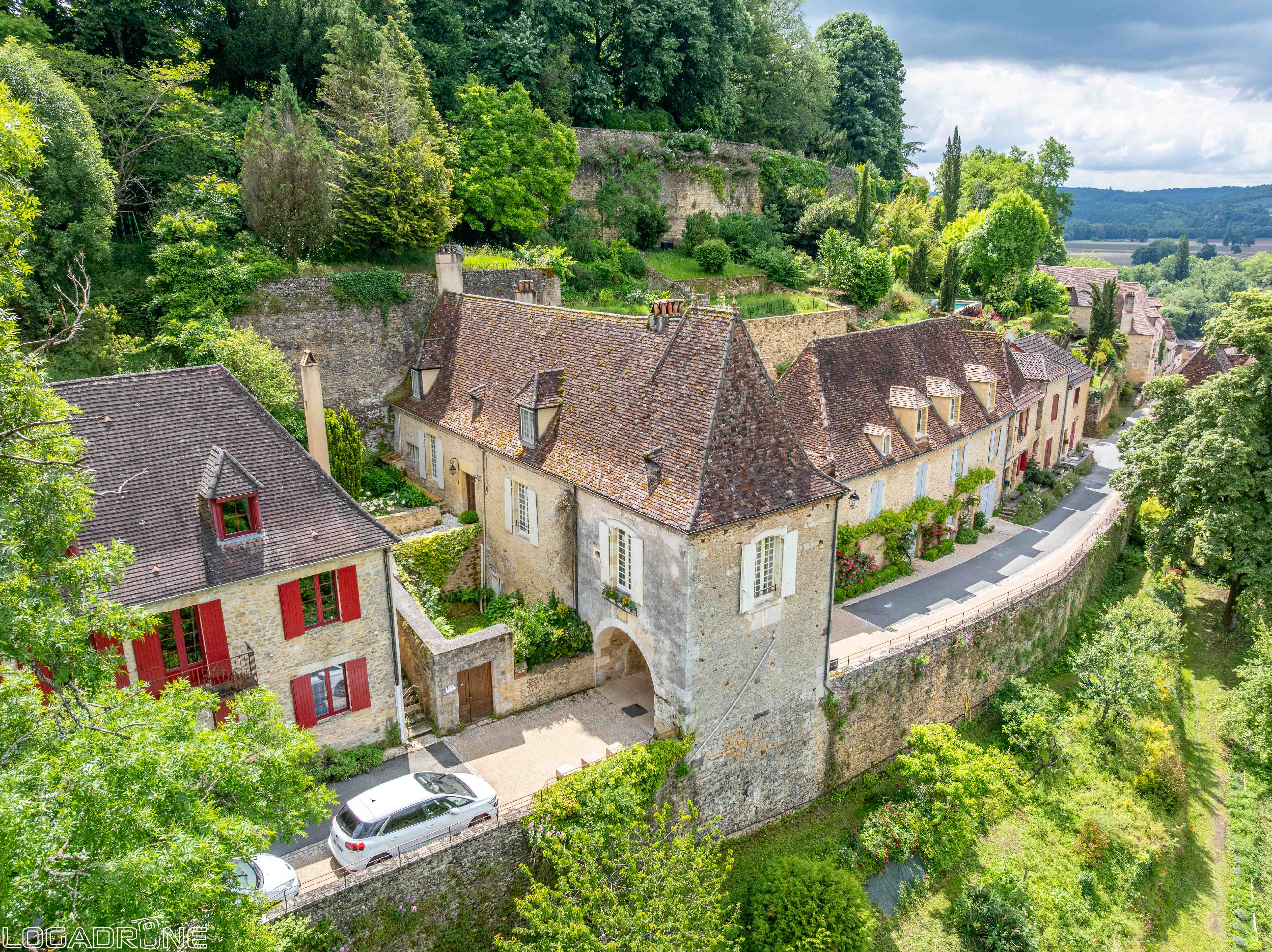 Main Photo of a 4 bedroom  House for sale