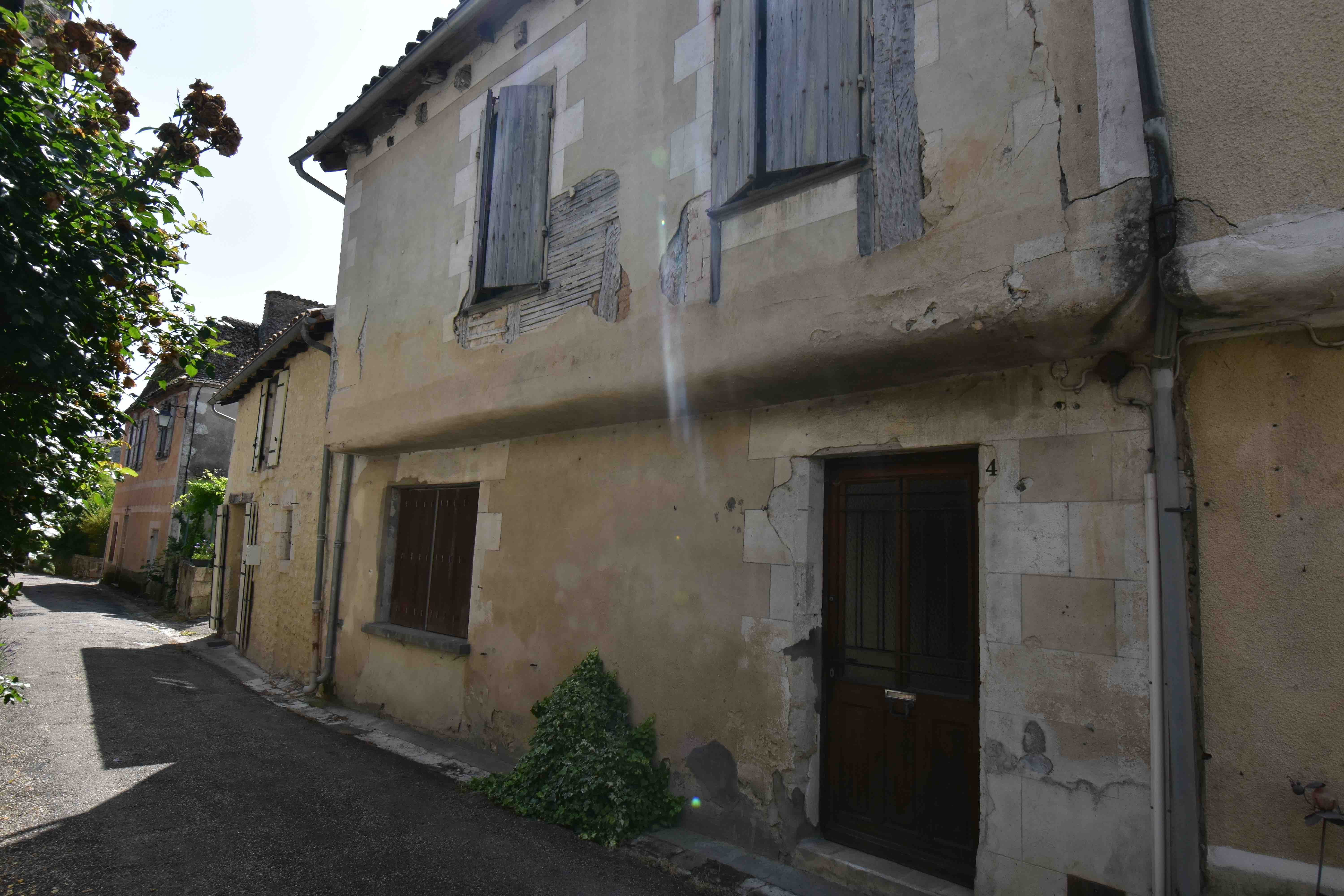 Main Photo of a 3 bedroom  House for sale