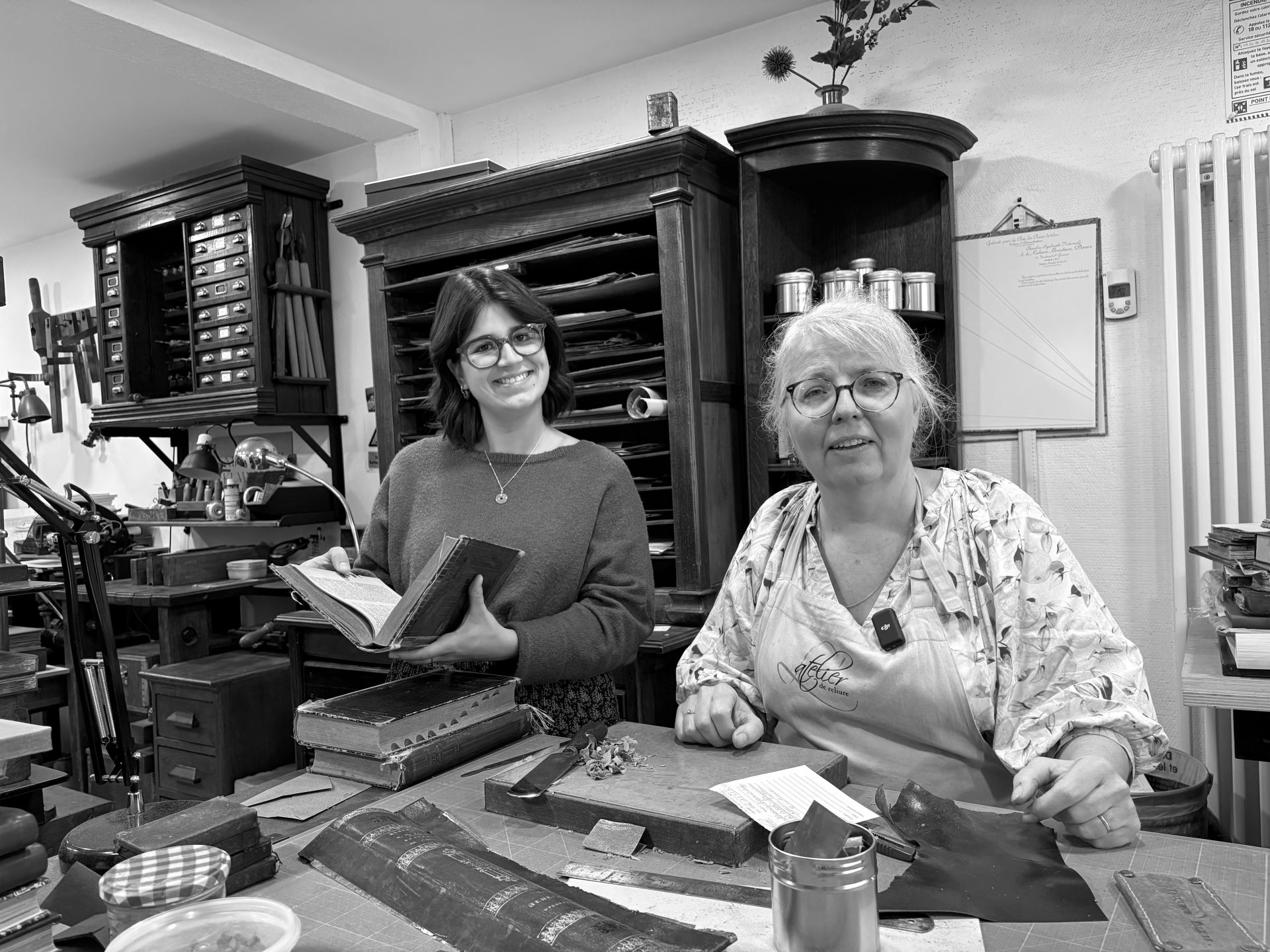 Des mains qui redonnent vie aux pages !