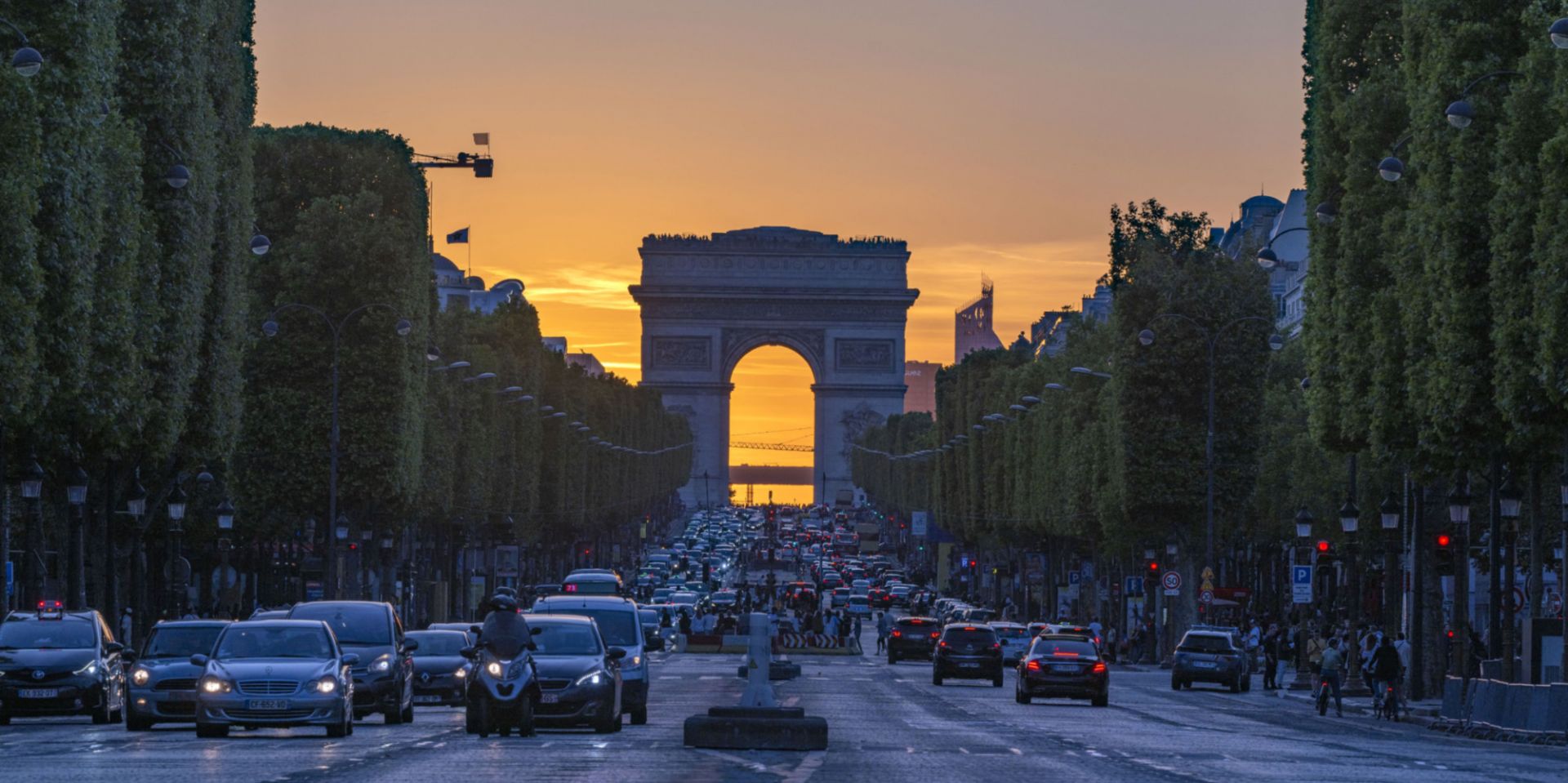 Paris : vente record pour un immeuble sur les Champs-Elysées