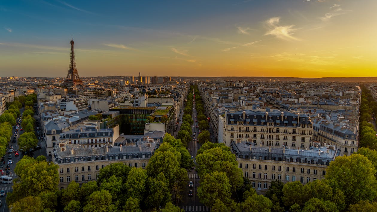  Découvrez les 5 rooftops parisiens incontournables pour savourer un repas et siroter un verre durant le printemps et l'été.