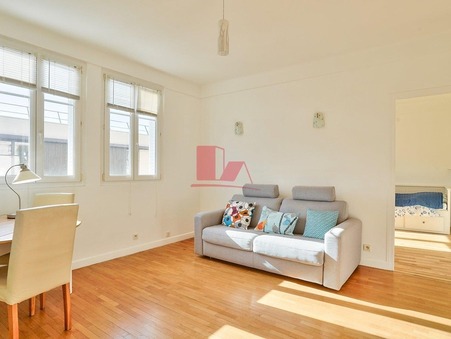 Issy-les-Moulineaux  413 000 €