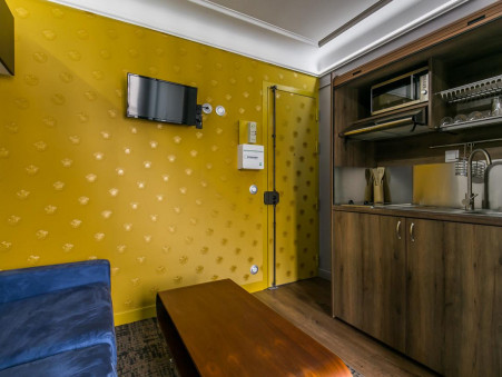 PARIS 16EME ARRONDISSEMENT  745 €