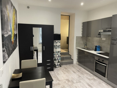 PARIS 9EME ARRONDISSEMENT  900 €