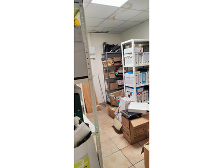 A louer local commercial 800 &euro;  Greasque