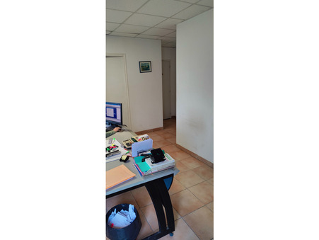 A louer local commercial 800 &euro;  Greasque