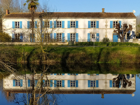 Coulon  676 000 €