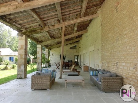 COULON  676 000 €