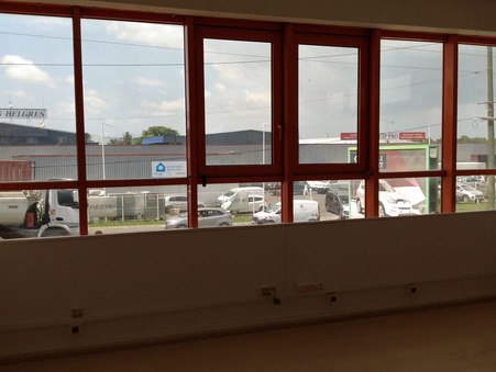 A louer local professionnel 650 €  Baie-Mahault