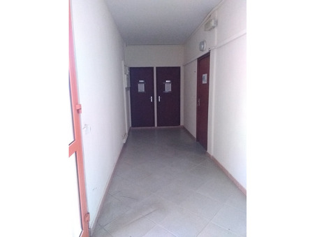 A louer local professionnel 650 €  Baie-Mahault