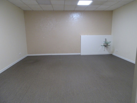 Local professionnel sur Baie-Mahault ; 800 €  ; A louer Réf. 138937215