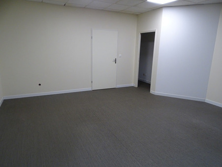 A louer local professionnel Baie-Mahault 97122; 800 € 