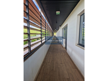 A louer local commercial 5 000 &euro;  Les Abymes