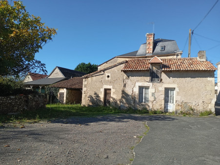 LA PUYE 17 800 €