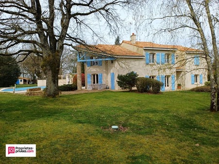 Parthenay  322 400 €