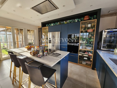 Maison sur Pont l'Eveque ; 816 900 &euro; ; Vente Réf. 6890