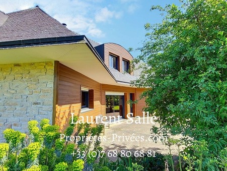 Questembert  697 600 €