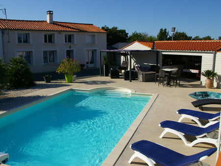 Saint-Agnant  410 800 €