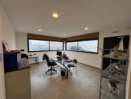 Location entrepôt Meyreuil 13590; 2 900 € 