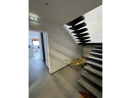 A louer entrepôt Meyreuil 13590; 2 900 € 