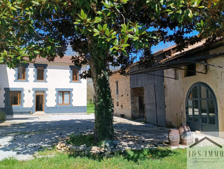 Saint-Angeau  364 000 €