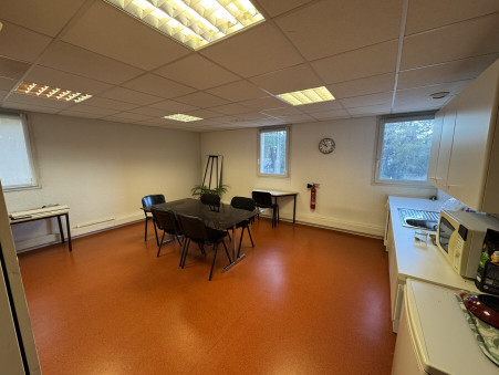 A louer local professionnel 1 650 €  Meyreuil