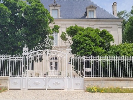 VILLENEUVE LA COMTESSE  799 430 €