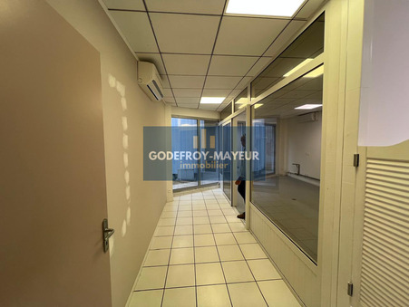 A louer local commercial 3 660 €  Baie-Mahault