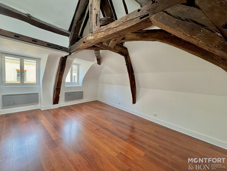 Paris  667 680 €
