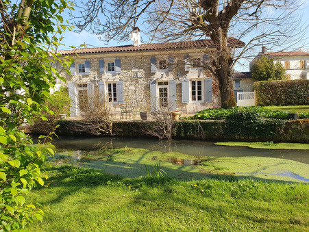 Saint-Hilaire-de-Villefranche  318 000 €
