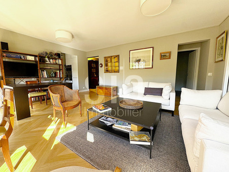 Paris  780 000 €