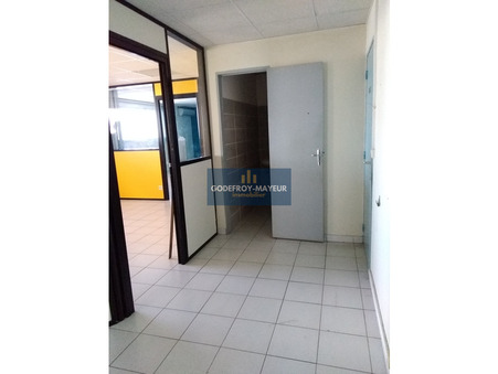 A louer local professionnel 1 250 €  Baie-Mahault