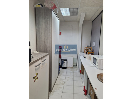 A louer local professionnel 1 250 €  Baie-Mahault