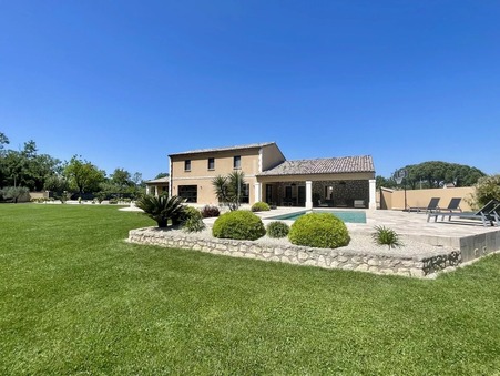 Tarascon  884 000 €