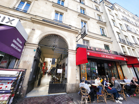 Paris  832 €