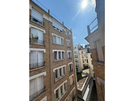 Paris  718 €