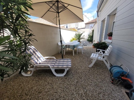 SAINT JEAN D'ANGELY  260 000 €