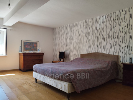 VERSAUGUES  393 760 €