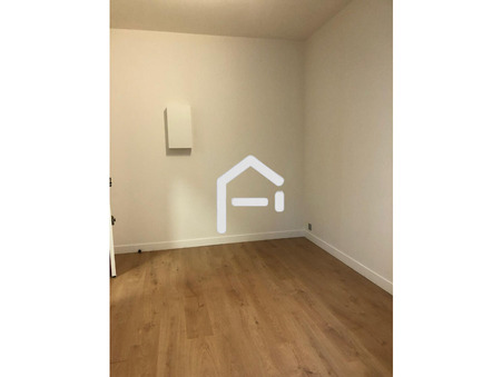 Paris  840 €