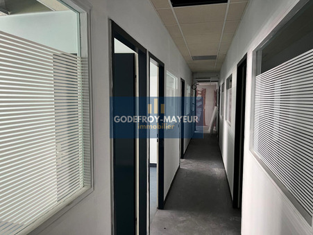 Local professionnel sur Baie-Mahault ; 2 840 €  ; Location Réf. Kerga.142