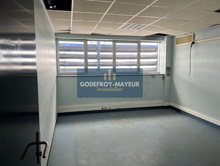 A louer local professionnel 2 840 €  Baie-Mahault