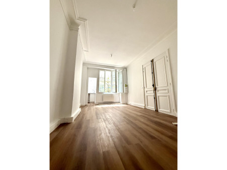 Local professionnel sur Paris 8eme Arrondissement ; 923 €  ; Location Réf. MON429